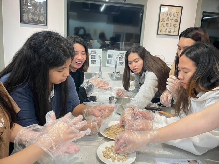 同學們動手搓珍珠圖片