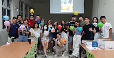 境外生歡慶中秋節~ 吃月餅！DIY月亮燈籠~圖片