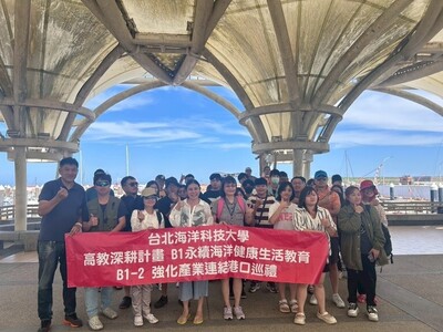 港邊經濟-遊艇、汽車與沙灘圖片